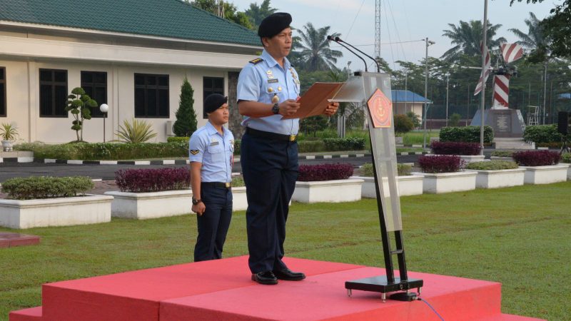 Asisten Intelijen Kosekhanudnas III Kolonel Sus Makmur Siahaan, S.H.,Pimpin pelaksanaan upacara bendera mingguan