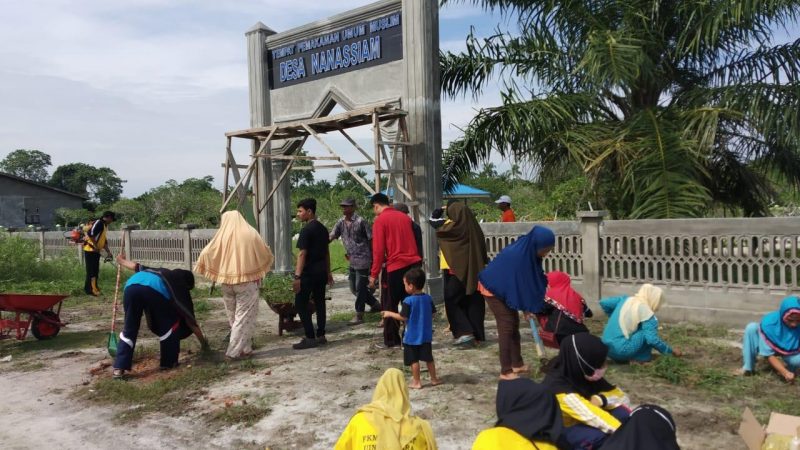 Dorong Masyarakat Jaga Lingkungan, PBL 12 FKM UINSU Gelar Gotong royong