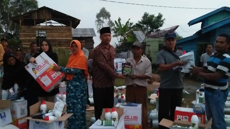 Camat Mesidah Serahkan Bantuan Program KAT