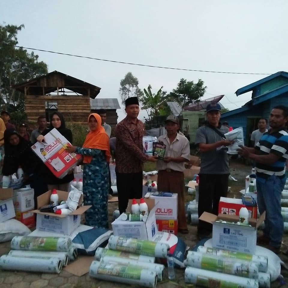 Camat Mesidah Serahkan Bantuan Program KAT