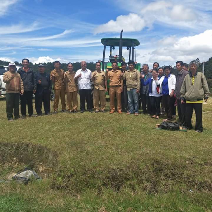 Pemdes Hariara Pintu Musyawarah Serah Terima 1 Unit Traktor Besar Kepada Pengurus Bumdes Jagaima