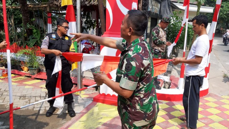 Bhabinkamtibmas Kelurahan Karawaci Baru Melaksanakan Giat Pemasangan Bendera serta Spanduk HUT-RI ke-74