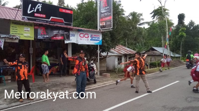 Peduli Keselamatan, Pemuda Pancasila Desa Saewe, Atur Lalulintas Di Depan SDN 075044