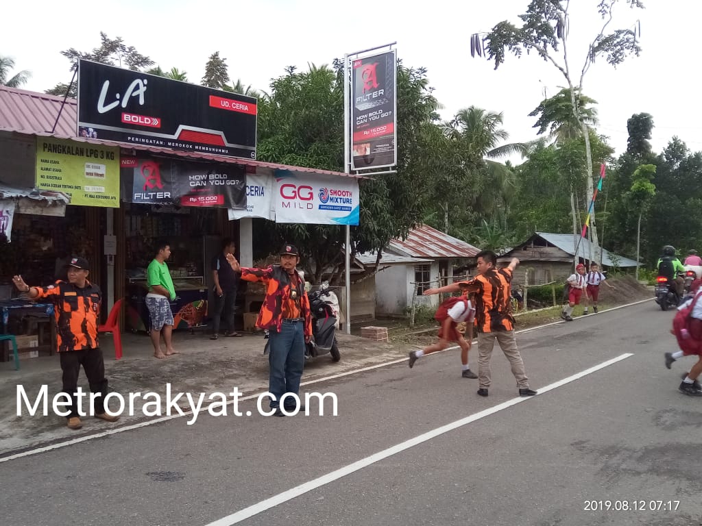 Peduli Keselamatan, Pemuda Pancasila Desa Saewe, Atur Lalulintas Di Depan SDN 075044