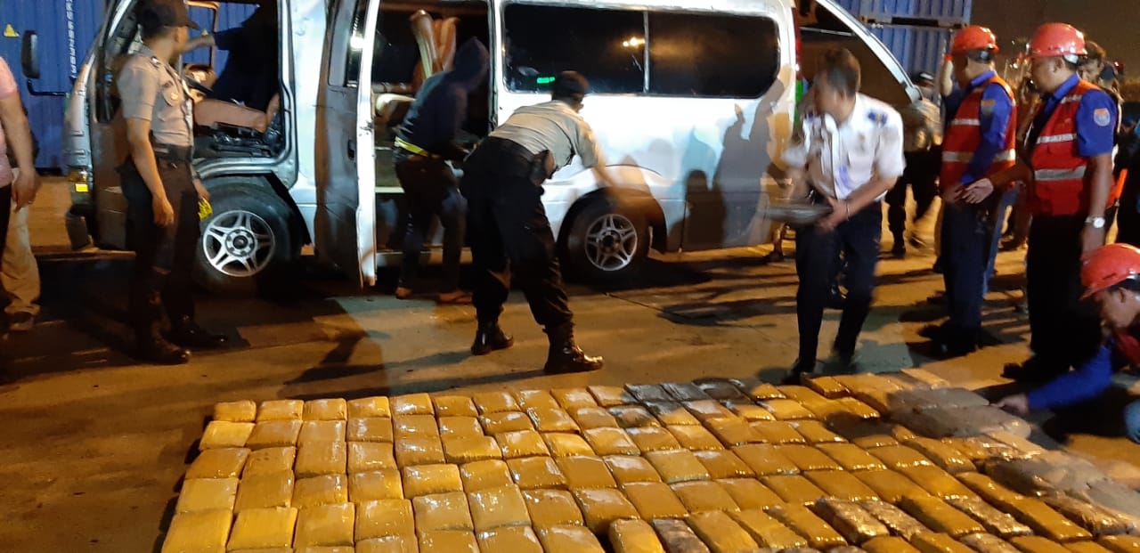 BNN Gagalkan Penyeludupan Ganja Dengan Modus Menyembunyikannya di Lantai Mobil Yang di Modifikasi