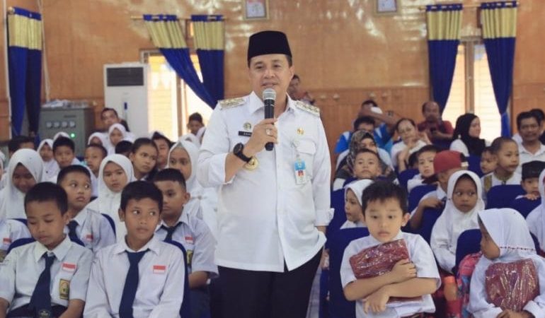 Bupati Zahir Tepati Janjinya Tahun Ajaran 2018/2019 Serahkan Seragam Sekolah Gratis