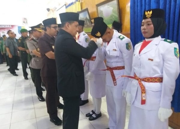Zahir Kukuhkan Sebanyak 40 Orang Anggota Paskibra Sambut Hut RI Ke 74