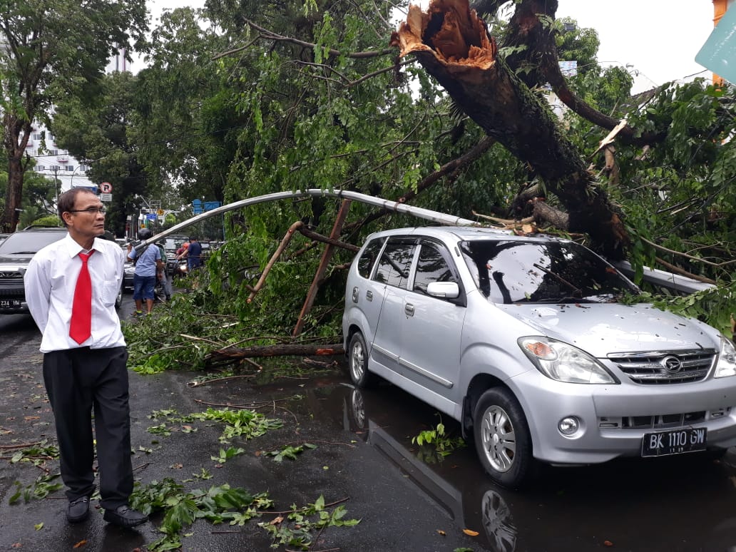 Angin Kencang Menyebabkan Pohon Tumbang dan Atap Bangunan Parkir Sepeda Motor Roboh di Medan