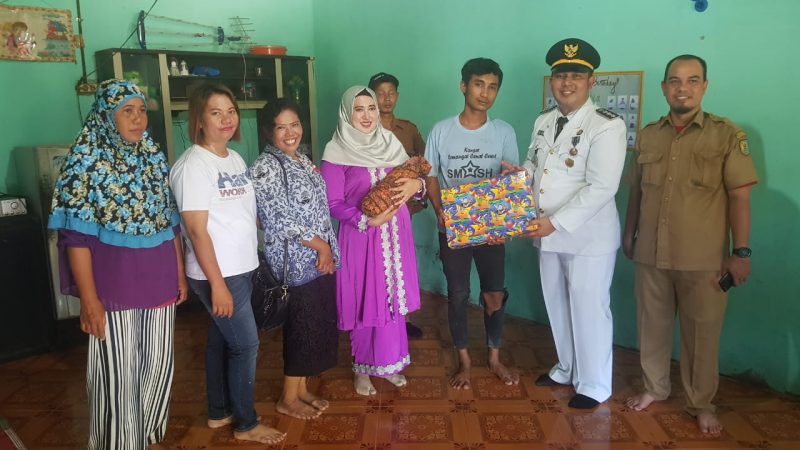 M.Fahmi Kunjungi Bayi Yang Lahir Pada HUT RI Ke-74 Tahun 2019