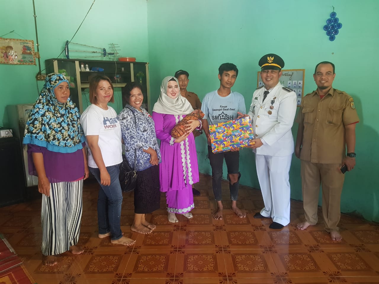 M.Fahmi Kunjungi Bayi Yang Lahir Pada HUT RI Ke-74 Tahun 2019