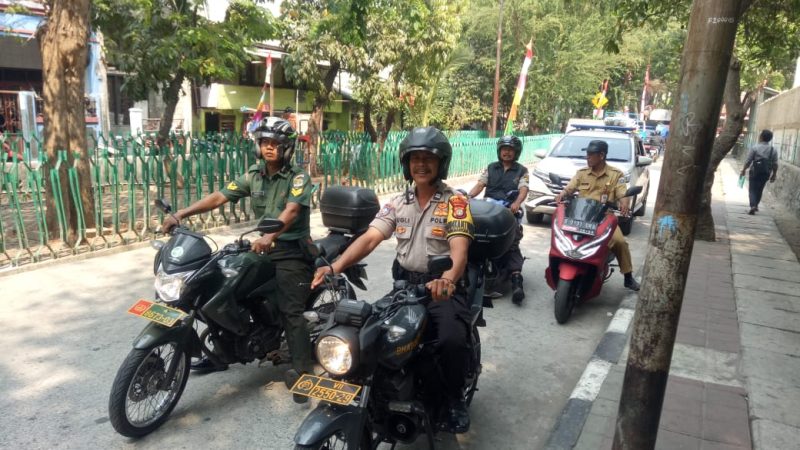 Bhabinkamtibmas Kelurahan Pademangan Barat Polsek Pademangan Dengan Babinsa, dan Satpol PP Kelurahan Melakukan patroli Bersama