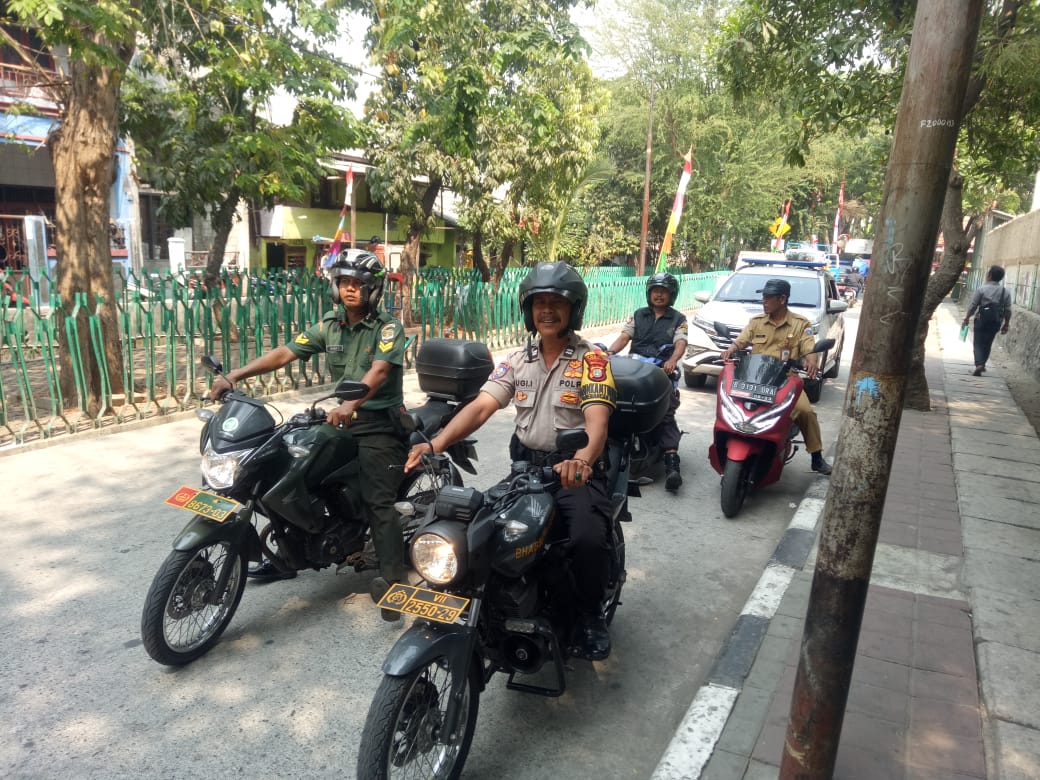 Bhabinkamtibmas Kelurahan Pademangan Barat Polsek Pademangan Dengan Babinsa, dan Satpol PP Kelurahan Melakukan patroli Bersama