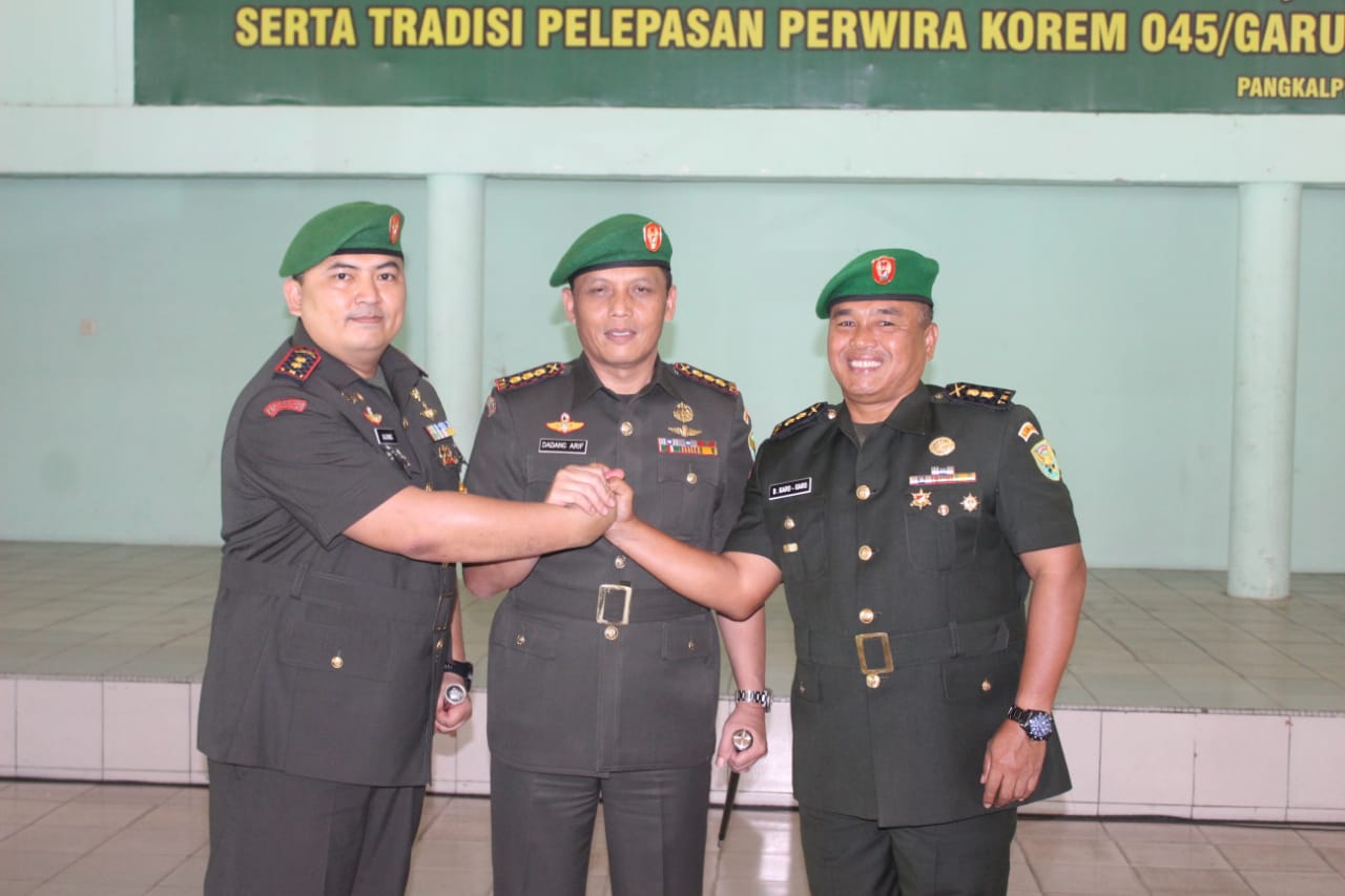 DANREM 045/GAYA PIMPIN PENYERAHAN JABATAN KASREM 045/GAYA, DANDIM 0413/BKA DAN DANDIM 0431/BABAR