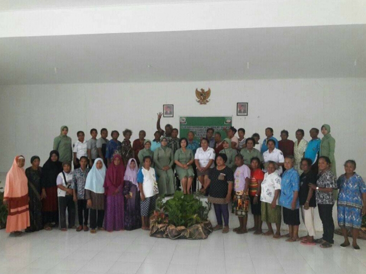 Kodim 1805/Raja Ampat dan Dinsos Bagi Sembako Bagi Para Janda dan Lansia