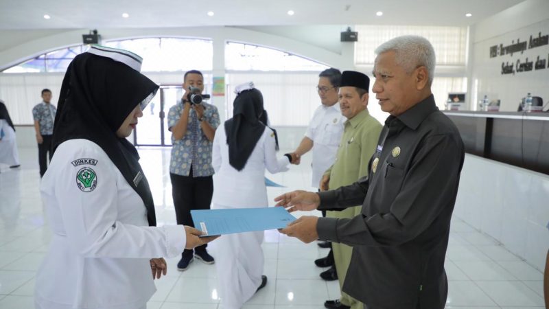 Plt Bupati Serahkan SK Pengangkatan Dokter, Bidan PTT Kemenkes Menjadi CPNS