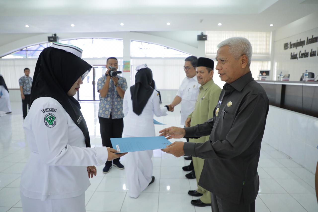 Plt Bupati Serahkan SK Pengangkatan Dokter, Bidan PTT Kemenkes Menjadi CPNS