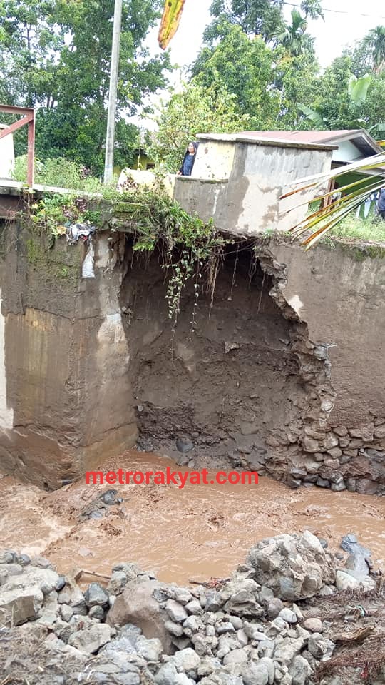Jembatan Kutambaru Terancam  Ambruk Akibat Terjangan Lahar Dingin Sinabung