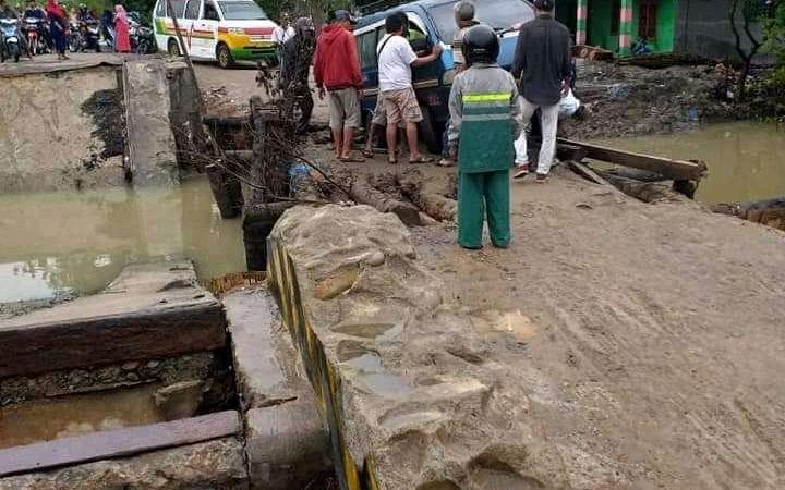 Jembatan Putus di Medang Deras Seolah Tidak Dipedulikan