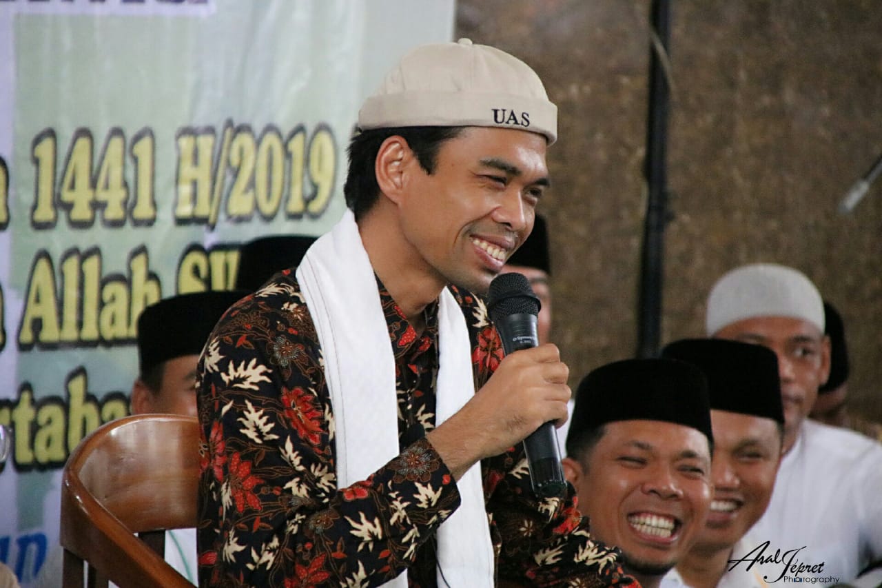 Ribuan Umat Muslim Sambut Kedatangan UAS  Di Masjid Agung Al-Munawarah