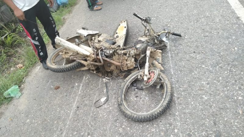 Hendak Mendahului, Penunggang Septor ‘Cium’ Aspal Setelah Menabrak Mobil Box
