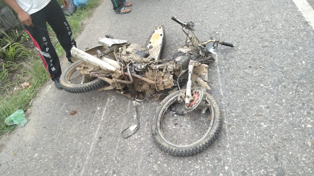 Hendak Mendahului, Penunggang Septor ‘Cium’ Aspal Setelah Menabrak Mobil Box