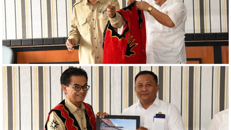 Deputi Infrastuktur Bekraf Diberi Baju Adat dan Karya Fotografi di Gunungsitoli