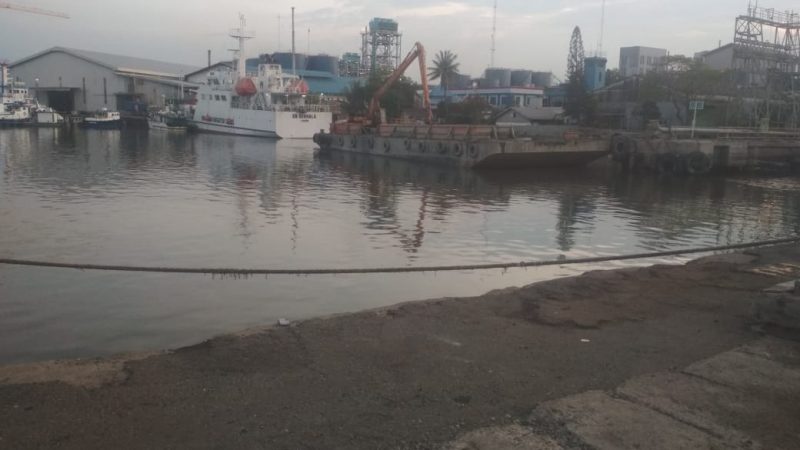 Diduga Tidak Miliki Surat Izin Kerja Keruk (SIKK) Resmi, Kapal Tag Boat Mitra Berkah ll dan Tongkang SML 7 Junior dengan Agen Pelayaran PT Naval Global Trans Sudah Lakukan Pengerukan