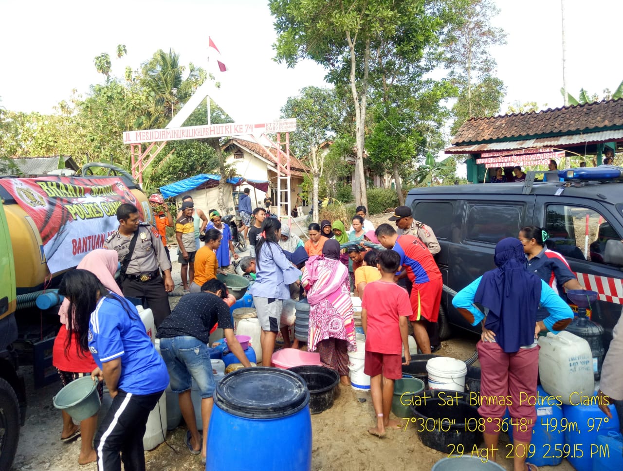Kasat Binmas Polres Ciamis Gelar Bhaksos Pemberian Air Bersih