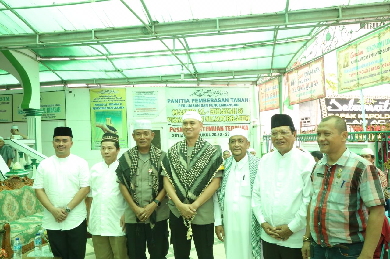 Kapolsek Medan Timur Dampingi Kapolrestabes Medan Silatuhrahmi Dengan Masyarakat