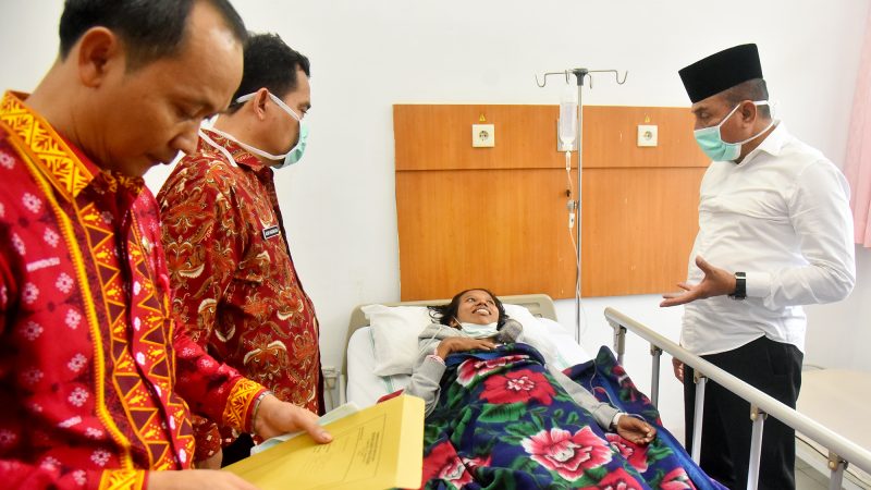 Setelah Berhasil Bawa Pulang dari Malaysia, Edy Rahmayadi Jenguk Meimeris di RS Haji Medan