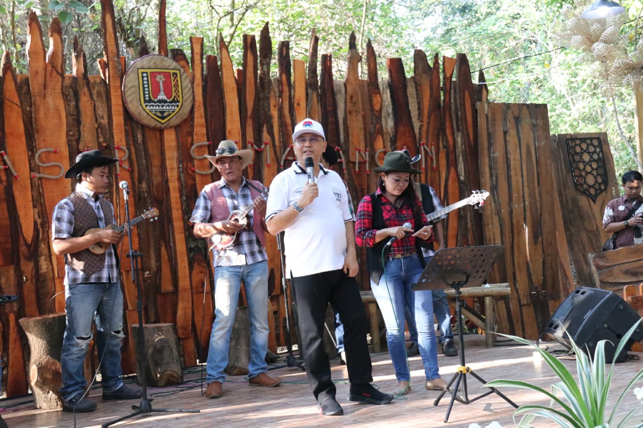 Wali Kota Tanam Pohon Manggis Di Hutan Wisata Tinjomoyo
