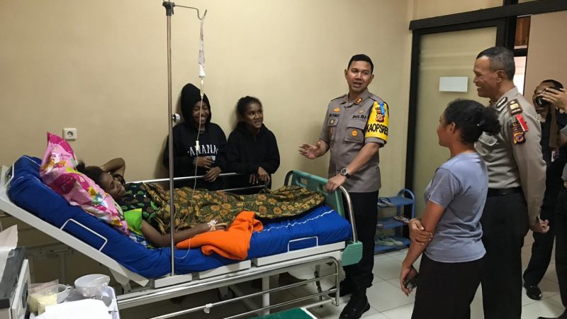 Kapolres Ciamis Beserta Kasat Binmas Besuk Tina Sasior Siswi SMAN 3 Ciamis Asal Manokwari Papua Barat