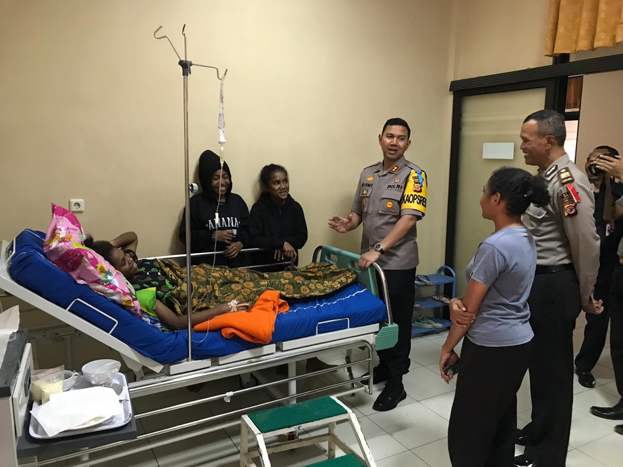 Kapolres Ciamis Beserta Kasat Binmas Besuk Tina Sasior Siswi SMAN 3 Ciamis Asal Manokwari Papua Barat