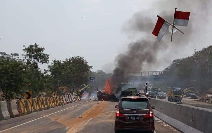 Maut di Tol Cipularang 9 Orang Tewas 8 Luka Luka, 21 kendaraan Terlibat Tabrakan Beruntun