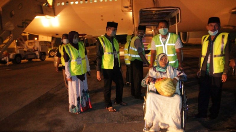 Walikota Siantar Sambut Jamaah Haji dan Hajjah di Tangga Pesawat