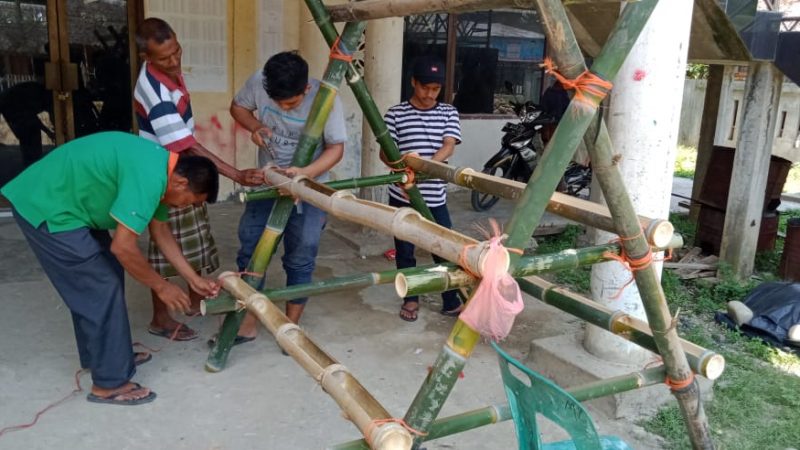 Bersama Warga Gampong, KKN 32 Buat Vertikultur Dari Bambu