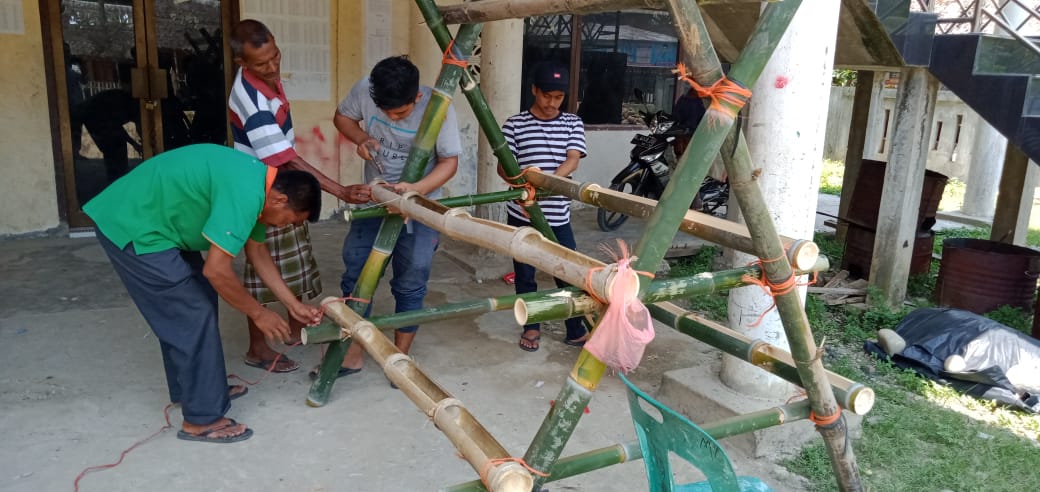 Bersama Warga Gampong, KKN 32 Buat Vertikultur Dari Bambu