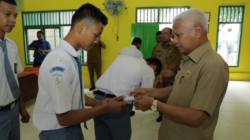 Plt Bupati Serahkan e-KTP Kepada Para Pelajar SMA