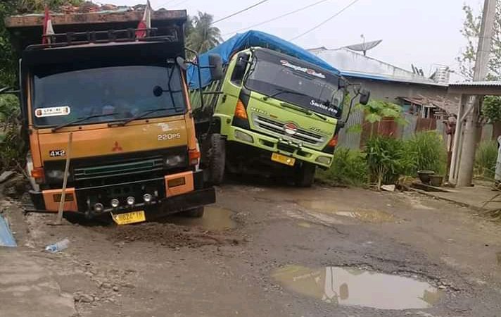 Warga Bahal Batu Keluhkan Jalan Rusak Akibat Mobil Pengusaha Yang Melebihi Tonase