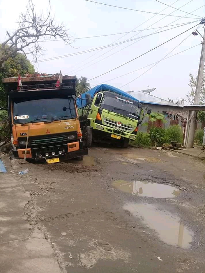 Warga Bahal Batu Keluhkan Jalan Rusak Akibat Mobil Pengusaha Yang Melebihi Tonase