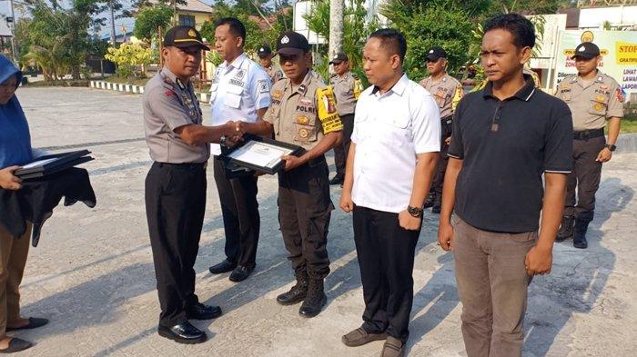 Berhasil Ungkap Pelaku Pencurian Ranmor, Kapolsek Muara Jawa Beri Piagam Penghargaan Bagi 4 Personil nya