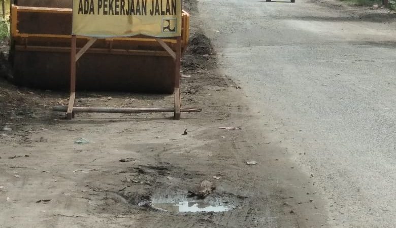 Baru Saja di Kerjakan Proyek Pengerjaan Ruas Jalan Jalinsum Mendadak Berhenti