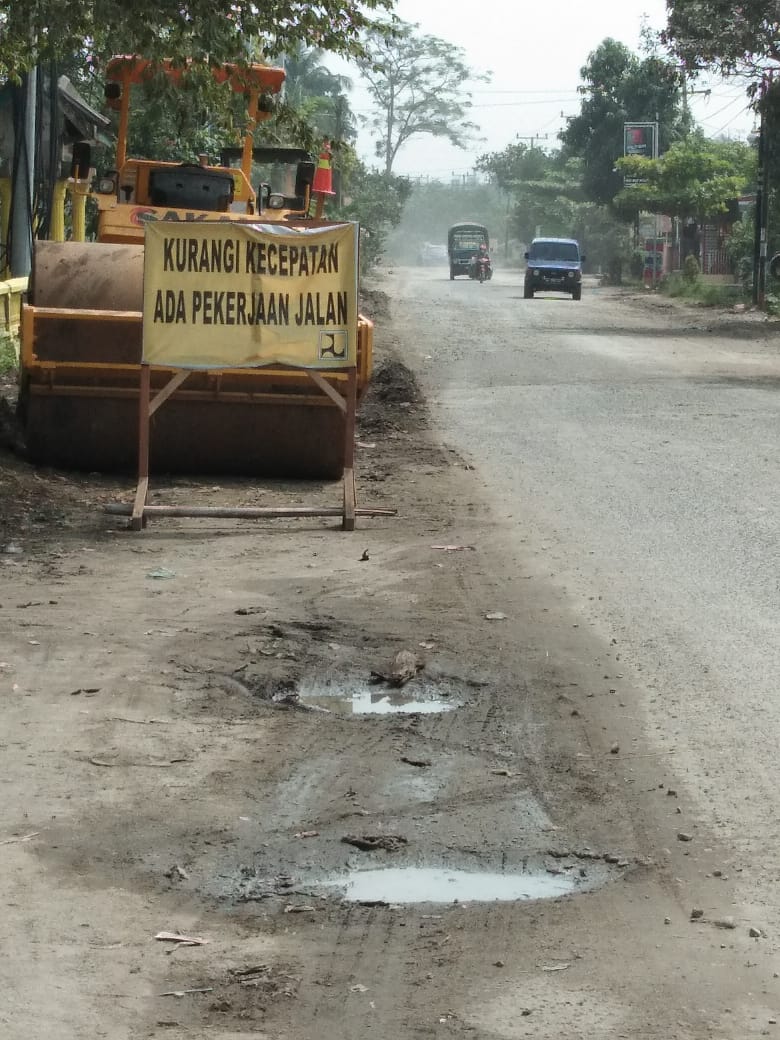 Baru Saja di Kerjakan Proyek Pengerjaan Ruas Jalan Jalinsum Mendadak Berhenti