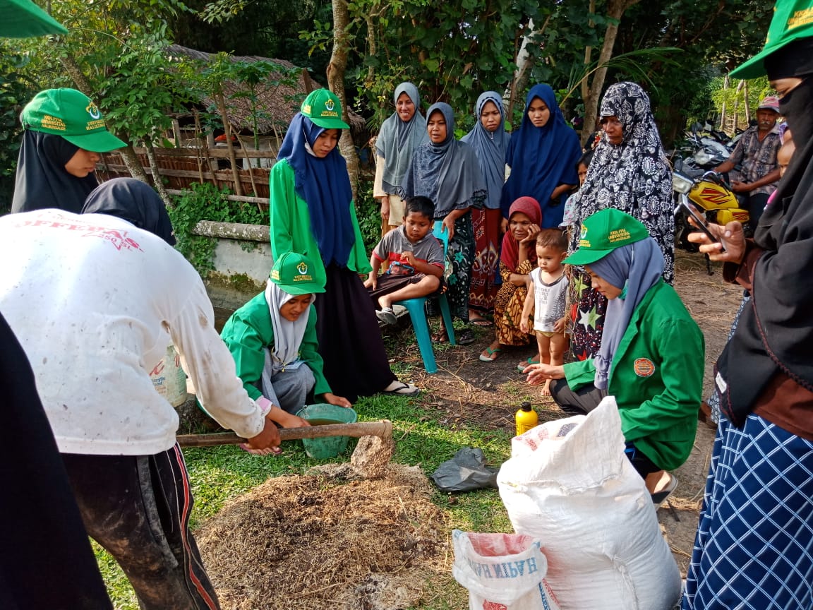Memanfaatkan Limbah Pertanian, Mahasiswa KKN 51 Menyulap “Pade Soeh” Menjadi Kompos