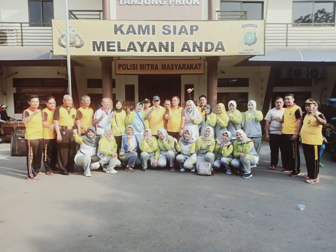 Polsek Tanjung Priok Bersama Jajaran Dan Masyarakat Senam Rutin Bersama