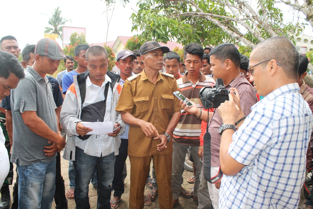 Puluhan Masyarakat Desa Dah Datangi Kantor Mapolsek Dan Kantor Camat Rundeng