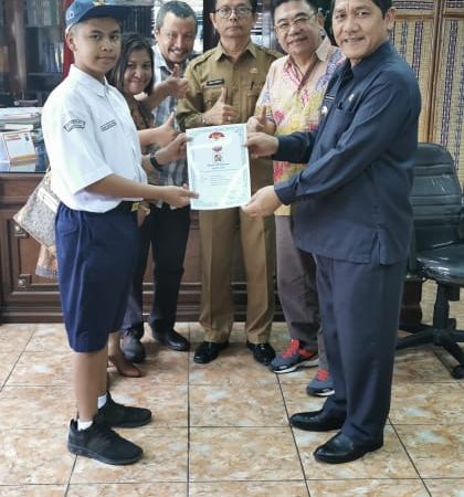 7 Orang Siswa SMP Berprestasi Mendapat Piagam Penghargaan Dari Bupati Karo