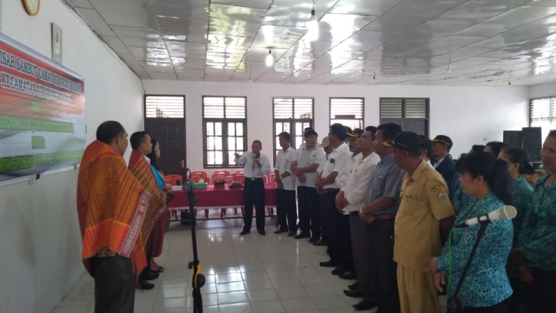 TEMU PISAH CAMAT  SIBORONGBORONG”Josua Parningotan Situmeang Bersama Siasep Manalu Diulosi Masyarakat di Aula Kantor Camat Siborongborong”