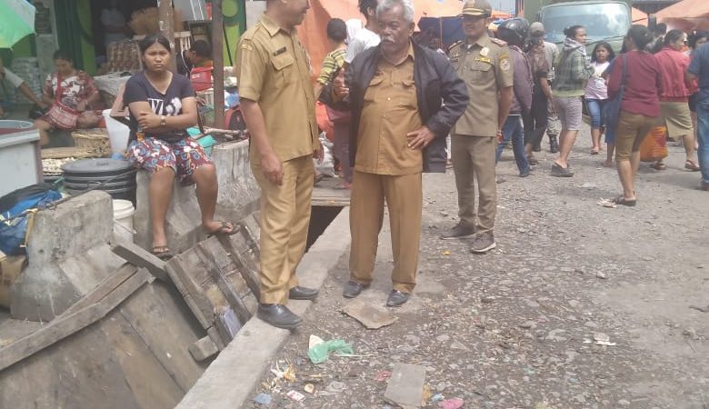 Meskipun Sempat Ricuh, Tim Pemerintah Taput Adakan Penertipan Pedagang di Pasar Siborongborong