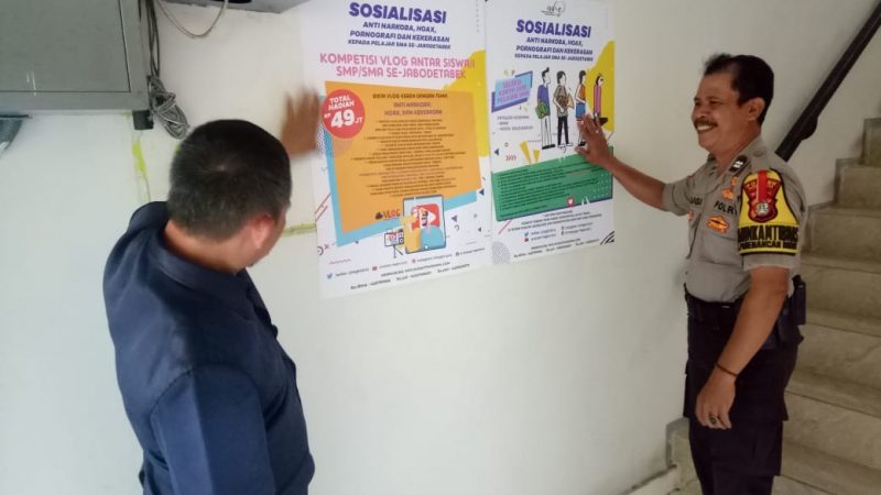 Sambut HUT Bhayangkari ke 67, Para Bhayangkari Memberikan Sosaialiasi ke Sejumlah Sekolah yang ada di Ibukota DKI Jakarta dan Sekitarnya, Melalui Brosur Tentang Bahaya Penyalagunaan Narkoba, Hoax, Pornografi dan Kekerasan